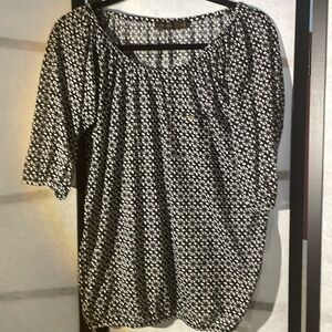 Black and White Floral Patterned Blouse with Elastic Hem